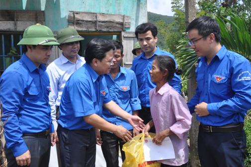 Bí thư Trung ương Đoàn thăm, tặng quà nhân dân vùng lũ Hà Tĩnh, Quảng Bình 